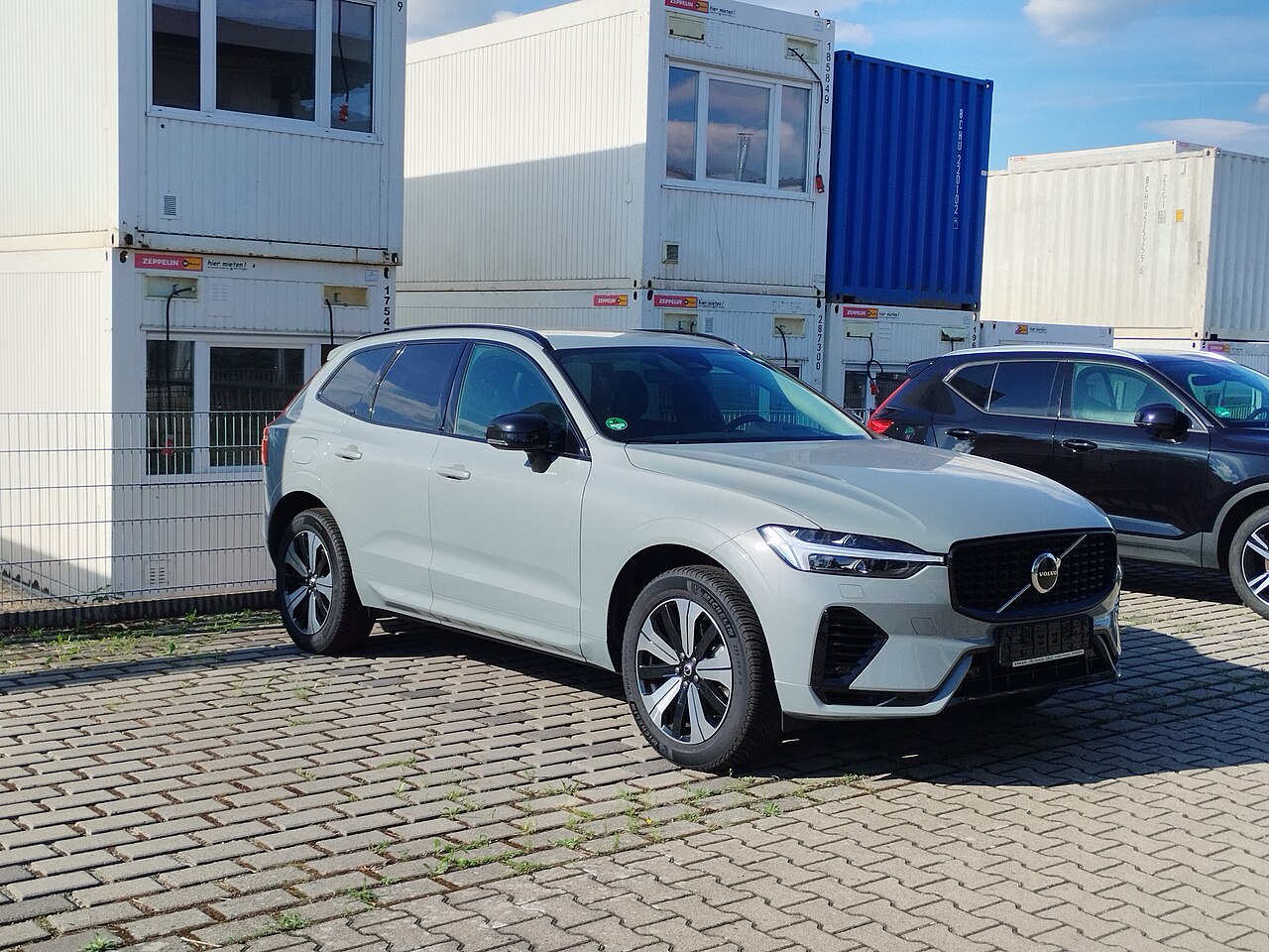 Volvo XC60, серый кроссовер.