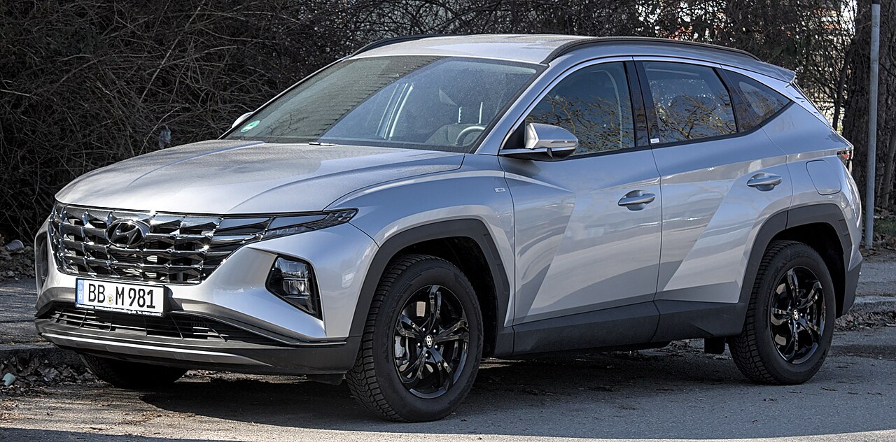 Hyundai Tucson NX4, серебристый кроссовер.