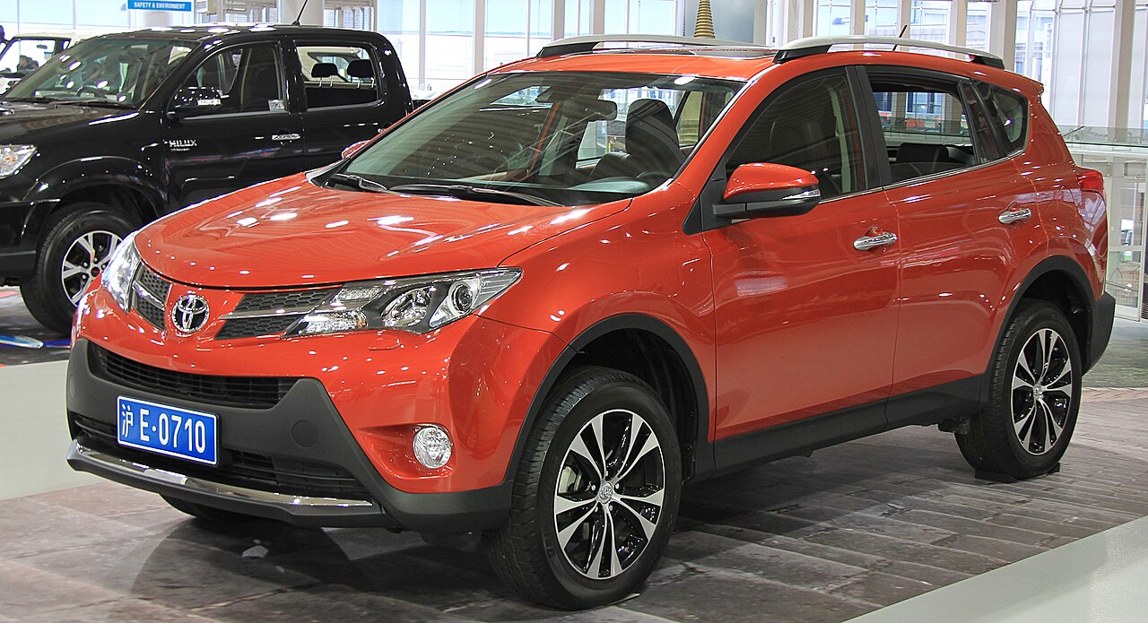 Toyota RAV4 XA40, вид сбоку спереди.