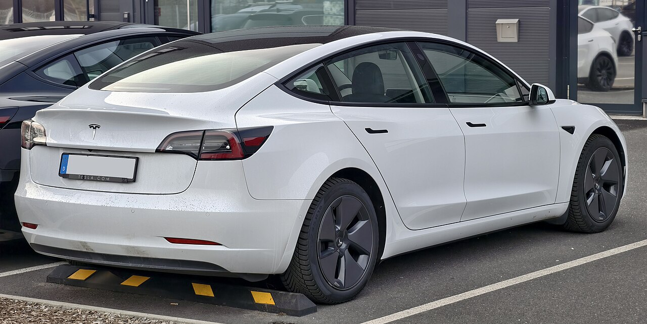 Tesla Model 3, белый седан.