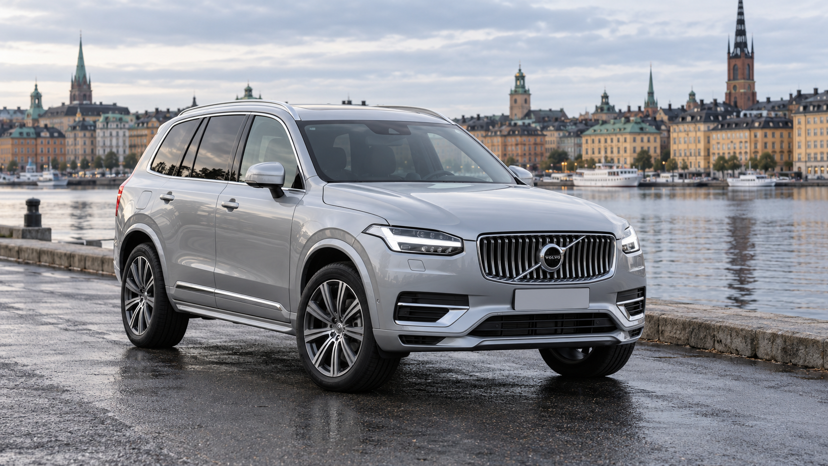 Volvo XC90 на набережной Стокгольма.