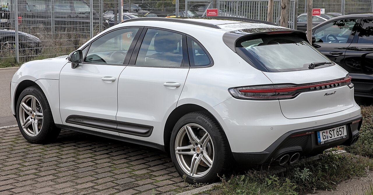 Белый Porsche Macan T, вид сзади сбоку.