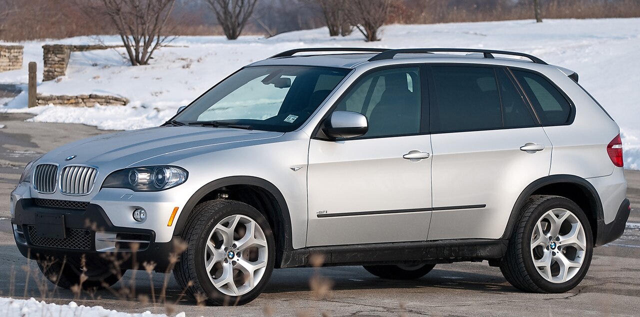 BMW X5 E70 4.8i 2008 года, вид сбоку.